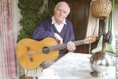 Georges avec sa guitare bien sûr. "A BRASSENS" de G. Ferrières